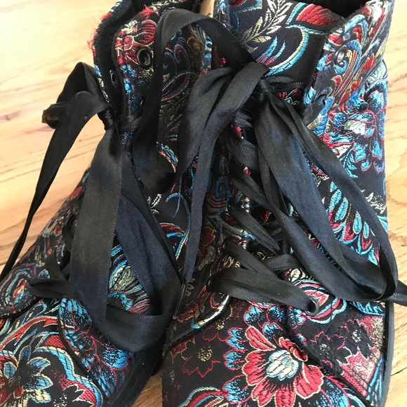 Sneakers - Picture 3 of 8